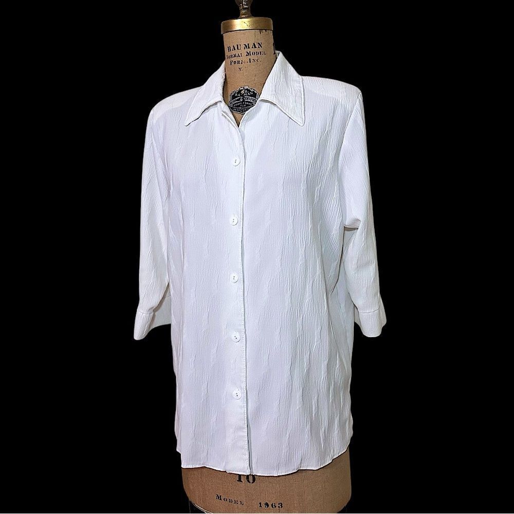 Vintage Sandra Fashions White Textured Button-Up Short sleeve Shirt size Medium